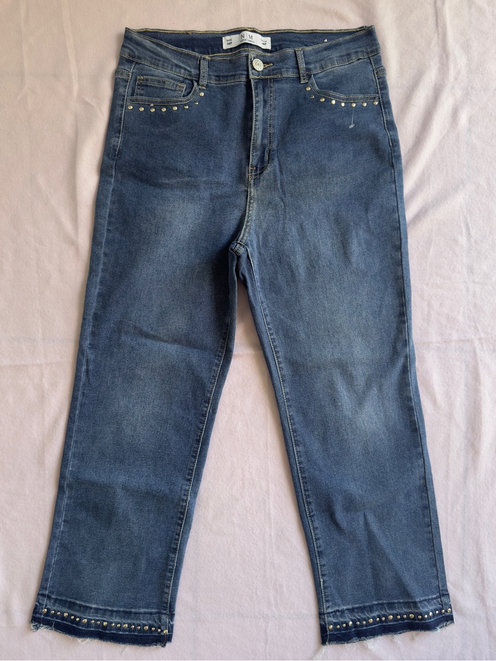 NEW MAX Studded Cropped High Rise Jeans Size 14P - Medium Wash with Frayed Hem 👖